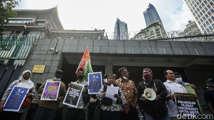 Kedubes China Didemo, Tuntut RI Putus Diplomasi Sejumlah massa dari Front Anti Dominasi Asing mendatangi Kedutaan Besar China, Jakarta, Rabu (8/12/2021). Dengan membawa sejumlah tulisan mereka mendesak Pemerintah memberhentikan diplomasi antara RI dengan China.