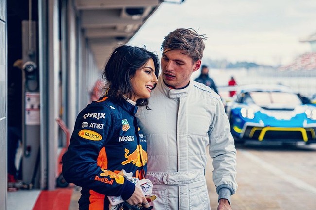 Max Verstappen diperbincangkan karena laga F1 2021 yang penuh drama. Dalam ajang balapan yang digelar di Abu Dhadi Minggu lalu, Verstappen dan Hamilton sempat bertengkar. Sosok kekasihnya pun ikut jadi perbincangan. Adalah Kelly Piquet, seorang model asal Brasil yang merupakan anak dari pembalap legendaris. Foto: Instagram @kellypiquet