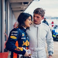 Max Verstappen diperbincangkan karena laga F1 2021 yang penuh drama. Dalam ajang balapan yang digelar di Abu Dhadi Minggu lalu, Verstappen dan Hamilton sempat bertengkar. Sosok kekasihnya pun ikut jadi perbincangan. Adalah Kelly Piquet, seorang model asal Brasil yang merupakan anak dari pembalap legendaris. Foto: Instagram @kellypiquet