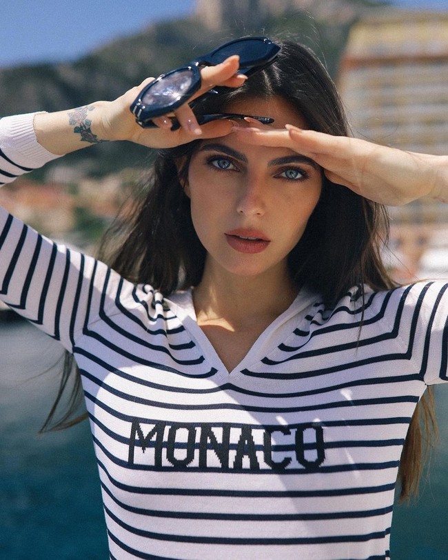 Wanita 33 tahun itu mengakui jika tumbuh di lingkungan pembalap membuatnya belajar banyak soal meraih impian dengan dedikasi, disiplin, dan kerja keras. Tapi ia memilih untuk bekerja sebagai PR. Foto: Instagram @kellypiquet