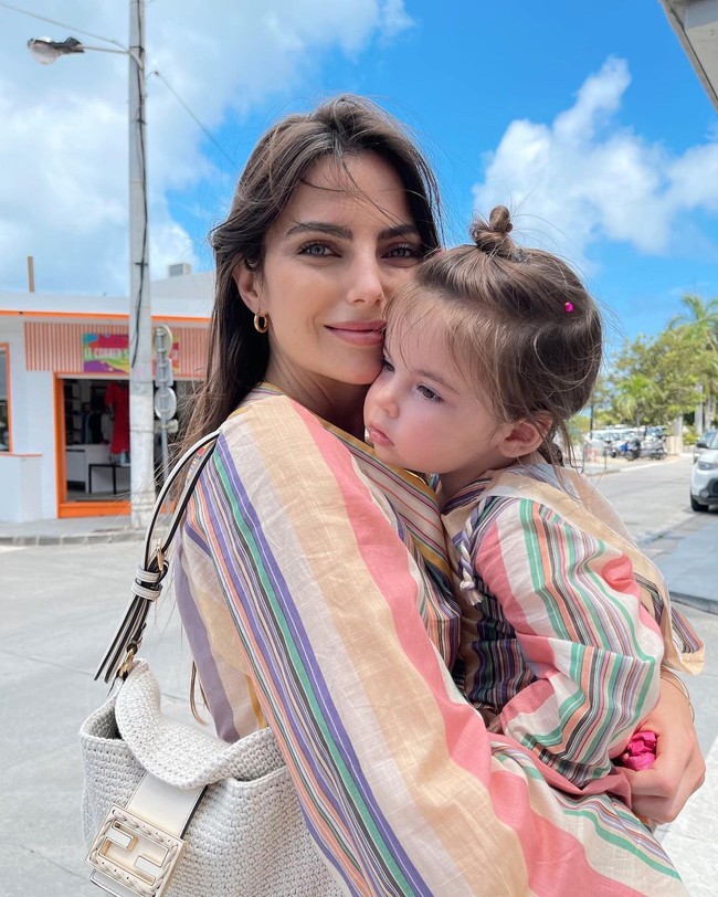 Tak heran jika pria-pria yang mendekatinya juga datang dari dunia balap. Sebelum bersama Verstappen, ia diketahui pernah berpacaran dengan pembalap Rusia Danii Kvyat selama tiga tahun. Mereka memiliki satu anak perempuan. Foto: Instagram @kellypiquet