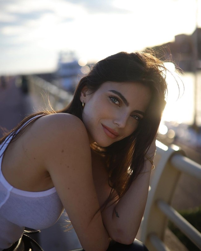 Sebelum bersama Max Verstappen, Kelly Piquet memiliki seorang putri dari hubungannya dengan pembalap F1 juga yaitu Daniil Kvyat. Putrinya lahir pada 2019 saat Daniil meraih podium pertamanya di German Grand Prix. Foto: Instagram @kellypiquet