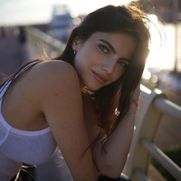 Sebelum bersama Max Verstappen, Kelly Piquet memiliki seorang putri dari hubungannya dengan pembalap F1 juga yaitu Daniil Kvyat. Putrinya lahir pada 2019 saat Daniil meraih podium pertamanya di German Grand Prix. Foto: Instagram @kellypiquet