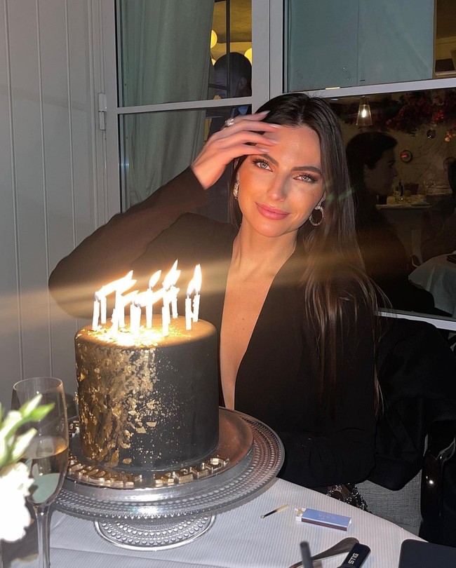 Duel pacar Kelly dan Hamilton dikatakan merupakan salah satu perkelahian pascabalapan paling intens. Menariknya, calon ayah mertua Verstappen juga pernah terlibat pertengkaran serupa dengan Eliseo Salazar dalam laga Grand Prix di Jerman pada 1982. Foto: Instagram @kellypiquet