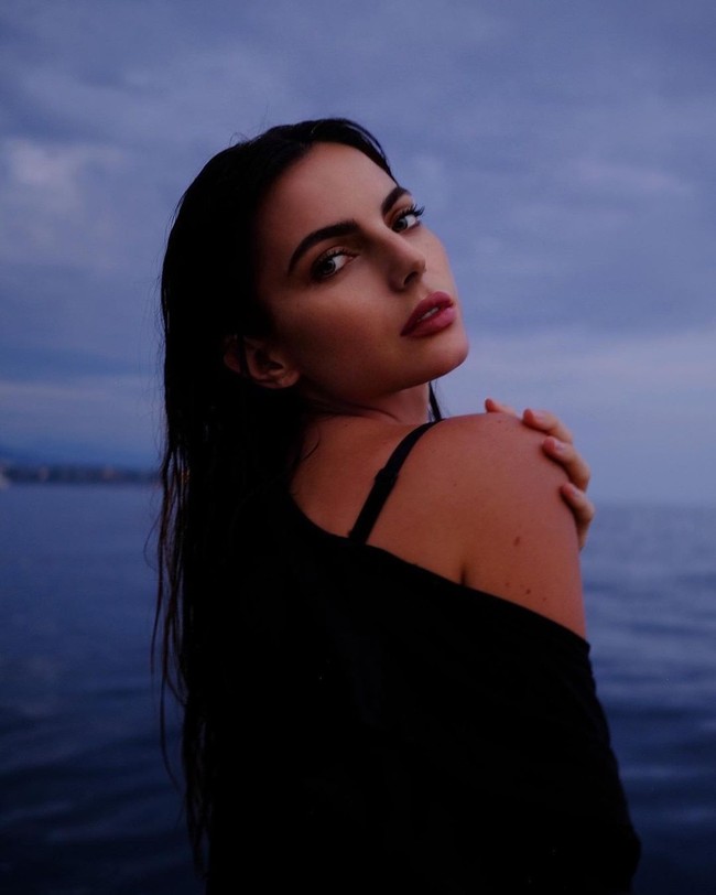 Kelly dekat dengan dunia balap mobil karena bekerja sebagai PR motosport dan kreator konten untuk Formula-E sejak 2015. Kepada situs e-racing, wanita cantik itu mengaku bertanggung jawab untuk Instagram, Twitter, dan Snapchat. Foto: Instagram @kellypiquet