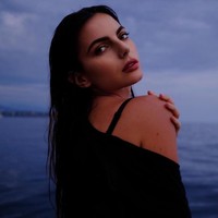 Kelly dekat dengan dunia balap mobil karena bekerja sebagai PR motosport dan kreator konten untuk Formula-E sejak 2015. Kepada situs e-racing, wanita cantik itu mengaku bertanggung jawab untuk Instagram, Twitter, dan Snapchat. Foto: Instagram @kellypiquet