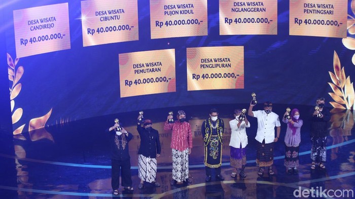 Kemeriahan Malam Malam Anugerah Desa Wisata 2021 Menteri Pariwisata dan Ekonomi Kreatif Sandiaga Uno memberikan penghargaan desa wisata favorit kepada Desa Wisata Cikolelet saat Malam Anugerah Desa Wisata 2021 di Jakarta, Selasa (7/12/2021).