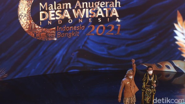 Menteri Pariwisata dan Ekonomi Kreatif Sandiaga Uno memberikan penghargaan desa wisata favorit kepada Desa Wisata Cikolelet saat Malam Anugerah Desa Wisata 2021 di Jakarta, Selasa (7/12/2021).  