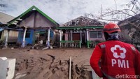 Tim SAR Gabungan terus melakukan pencarian korban terdampak awan panas guguran Gunung Semeru di Dusun Curah Kobokan, Desa Supit Urang, Kecamatan Pronojiwo, Lumajang, Rabu (8/12/2021).  