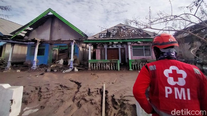 Tim SAR gabungan terus melakukan pencarian korban erupsi Gunung Semeru di Lumajang. Tim pun disebar di sejumlah titik lokasi yang terdampak erupsi.