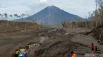 Kerja Keras Tim SAR Gabungan Cari Korban Erupsi Semeru