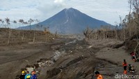 Lalu, warga diimbau mewaspadai potensi luncuran di sepanjang lembah jalur awan panas Besuk Kobokan.   