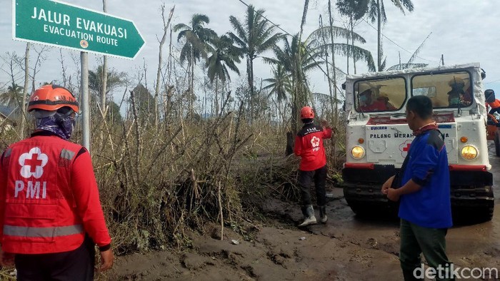 Kerja Keras Tim SAR Gabungan Cari Korban Erupsi Semeru Tim SAR gabungan terus melakukan pencarian korban erupsi Gunung Semeru di Lumajang. Tim pun disebar di sejumlah titik lokasi yang terdampak erupsi.