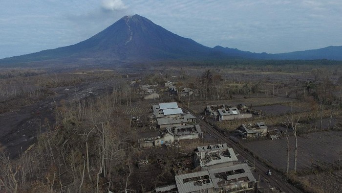 Kondisi Dusun Curah Kobokan Foto udara kondisi pemukiman di Dusun Curah Kobokan, Pronojiwo, Lumajang, Jawa Timur, Rabu (8/12/2021). Dusun Curah Kobokan merupakan salah satu lokasi terparah terdampak awan panas guguran Gunung Semeru dan salah satu dusun terdekat dengan kawah Gunung Semeru ANTARA FOTO/Zabur Karuru/YU