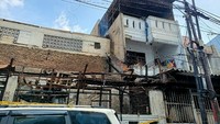 Lima korban dalam kejadian tersebut adalah Sugianto (40), Wawa (37), Ng Melan (81), Timotius (7), dan Doycelyn (5). Saksi menyebut, korban tewas karena terjabak api di lantai atas (Karin Nur Secha/detikcom)