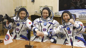 Dalam foto yang dirilis oleh Badan Antariksa Roscosmos, kosmonot Roscosmos Alexander Misurkin (tengah) dan peserta luar angkasa Yusaku Maezawa (kanan) dan Yozo Hirano  berpose sebelum peluncuran di kosmodrom Baikonur yang disewa Rusia, Kazakhstan, Rabu, (8/12/2021).
