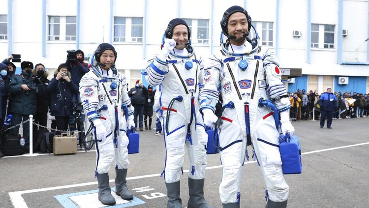 Dalam foto yang dirilis oleh Badan Antariksa Roscosmos, peserta penerbangan luar angkasa Yusaku Maezawa dari Jepang, anggota kru utama misi Soyuz baru ke Stasiun Luar Angkasa Internasional (ISS) memberi isyarat sebelum peluncuran di kosmodrom Baikonur yang disewa Rusia, Kazakhstan, Rabu, 8 Desember 2021. (Pavel Kassin, Badan Antariksa Roscosmos via AP)
