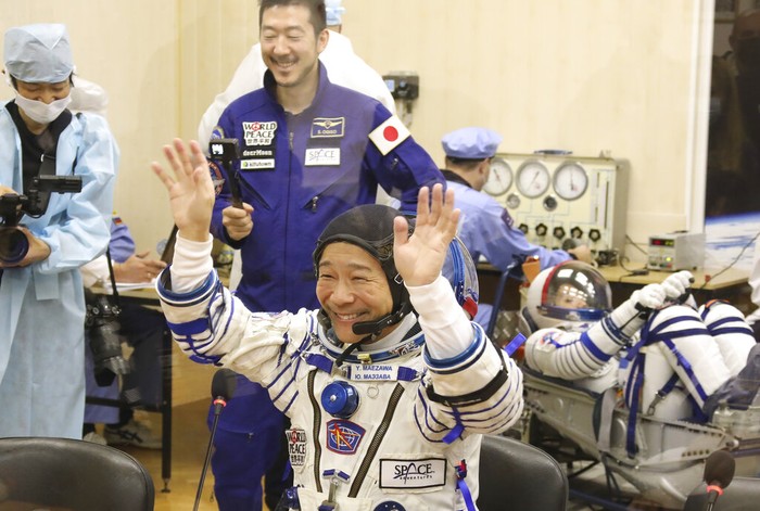 Dalam foto yang dirilis oleh Badan Antariksa Roscosmos, peserta penerbangan luar angkasa Yusaku Maezawa dari Jepang, anggota kru utama misi Soyuz baru ke Stasiun Luar Angkasa Internasional (ISS) memberi isyarat sebelum peluncuran di kosmodrom Baikonur yang disewa Rusia, Kazakhstan, Rabu, 8 Desember 2021. (Pavel Kassin, Badan Antariksa Roscosmos via AP)