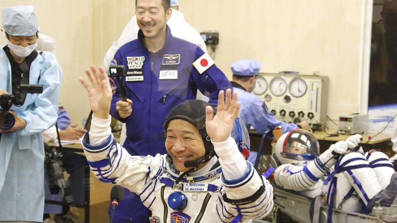 Dalam foto yang dirilis oleh Badan Antariksa Roscosmos, peserta penerbangan luar angkasa Yusaku Maezawa dari Jepang, anggota kru utama misi Soyuz baru ke Stasiun Luar Angkasa Internasional (ISS) memberi isyarat sebelum peluncuran di kosmodrom Baikonur yang disewa Rusia, Kazakhstan, Rabu, 8 Desember 2021. (Pavel Kassin, Badan Antariksa Roscosmos via AP)