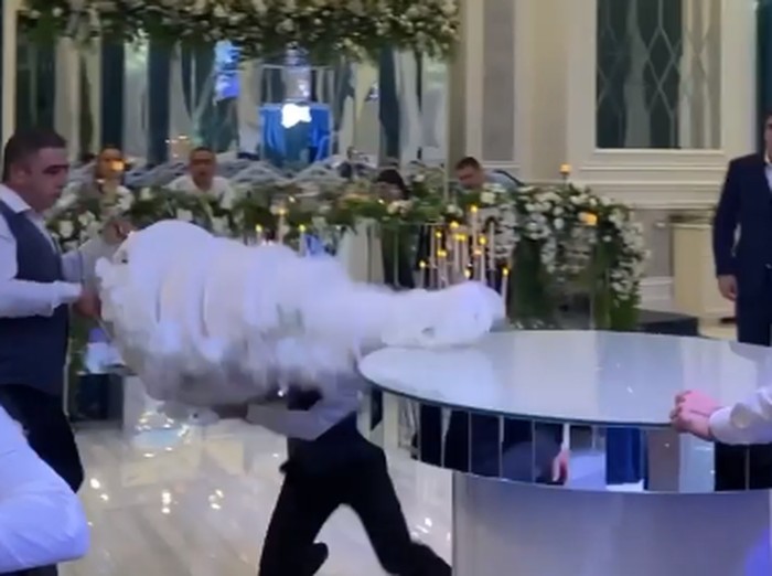 Kue Pengantin Staf Hotel Lakukan Prank Jatuhkan Kue Pengantin