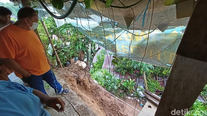 Longsor timpa rumah warga di Manado, Sulawesi Utara. (Trisno/detikcom)
