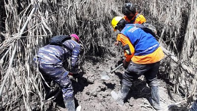Marinir Bantu Cari Korban Gunung Semeru