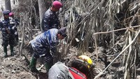 Korps Marinir melakukan penyisiran di daerah yang diduga masih ada korban.