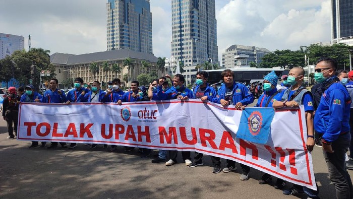 Pantauan detikcom di kawasan Patung Kuda, Rabu (8/12/2021), sekitar pukul 10.35 WIB, mayoritas massa buruh mulai berdatangan menggunakan bus. Mereka berkumpul di sisi Jalan Merdeka Barat.