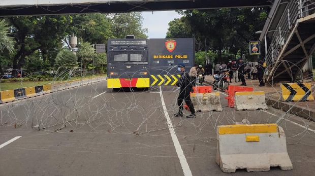 Pantauan detikcom di kawasan Patung Kuda, Rabu (8/12/2021), sekitar pukul 10.35 WIB, mayoritas massa buruh mulai berdatangan menggunakan bus. Mereka berkumpul di sisi Jalan Merdeka Barat.