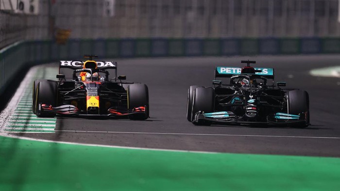 JEDDAH, SAUDI ARABIA - DECEMBER 05: Max Verstappen of the Netherlands driving the (33) Red Bull Racing RB16B Honda and Lewis Hamilton of Great Britain driving the (44) Mercedes AMG Petronas F1 Team Mercedes W12 during the F1 Grand Prix of Saudi Arabia at Jeddah Corniche Circuit on December 05, 2021 in Jeddah, Saudi Arabia. (Photo by Lars Baron/Getty Images)