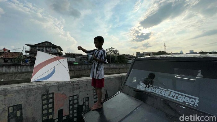 Menikmati Panorama Kampung Pulo Jatinegara di Ujung Senja Panorama senja sore terlihat indah di pemukiman Kampung Pulo, Jatinegara, Jakarta Timur, Rabu (08/12/2012).