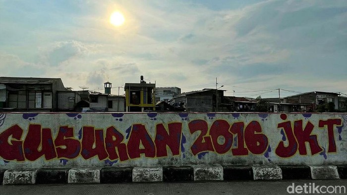 Menikmati Panorama Kampung Pulo Jatinegara di Ujung Senja Panorama senja sore terlihat indah di pemukiman Kampung Pulo, Jatinegara, Jakarta Timur, Rabu (08/12/2012).