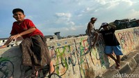 Sejumlah anak menikmati senja di kawasan Ciliwung.