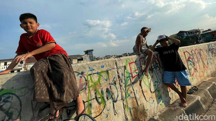 Menikmati Panorama Kampung Pulo Jatinegara di Ujung Senja Panorama senja sore terlihat indah di pemukiman Kampung Pulo, Jatinegara, Jakarta Timur, Rabu (08/12/2012).