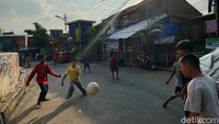 Ragam aktivitas dilakukan anak-anak saat sore di kawasan Ciliwung, salah satunya bermain sepakbola.
