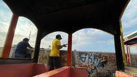 Ada juga yang mancing di Sungai Ciliwung.