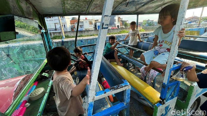 Menikmati Panorama Kampung Pulo Jatinegara di Ujung Senja Panorama senja sore terlihat indah di pemukiman Kampung Pulo, Jatinegara, Jakarta Timur, Rabu (08/12/2012).