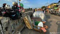 Tampak warga melakukan aktivitas di luar rumah.