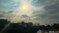 Senja merupakan momen indah sebelum matahari terbenam.
