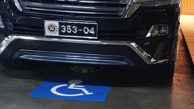 Mobil Berpelat Nomor DPR Parkir di Tempat Khusus Disabilitas