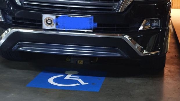 Mobil dengan Pelat Nomor DPR Diparkir di Tempat Khusus Difabel Mobil dengan Pelat Nomor DPR Diparkir di Tempat Khusus Difabel