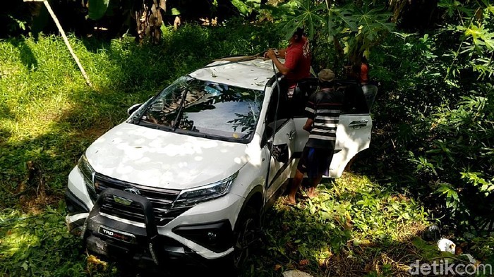 Mobil ini ditemukan parkir di parit Kedungwuni, Pekalongan