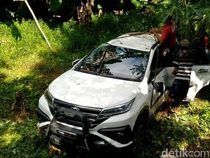 Aneh bin Ajaib! Ada Mobil Parkir di Semak-semak Parit Pekalongan