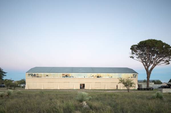 Marfa adalah sebuah kota kecil berpenduduk 1981 jiwa di Texas. Letaknya ada di Trans-Pecos, Texas Barat, di antara Davis Mountains dan Big Bend National Park. (Chinati Foundation) Marfa adalah sebuah kota kecil berpenduduk 1981 jiwa di Texas. Letaknya ada di Trans-Pecos, Texas Barat, di antara Davis Mountains dan Big Bend National Park. (Chinati Foundation)