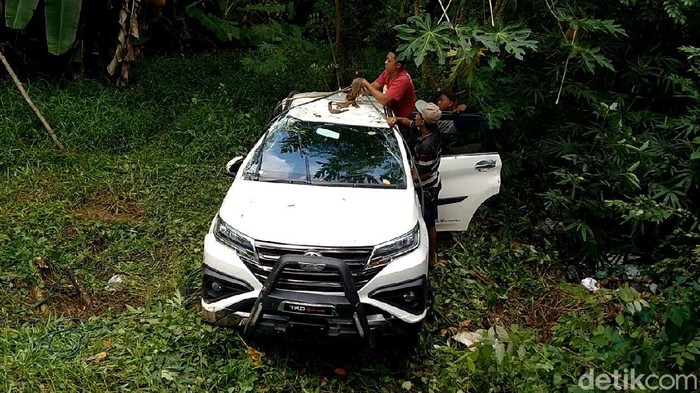 Sebuah mobil Toyota Rush warna putih dengan Nomor Polisi G 9307 WB, Rabu pagi (08/12) ditemukan di parit sedalam sekitar 3 meter.