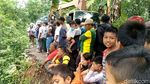 Nekat Lintasi Jembatan Sempit, Mobil Ini Malah Terperosok ke Parit