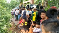 Mobil yang berada di kedalaman parit yang juga di dekat Sungai Sengkarang ini, membuat waga bertanya-tanya, kenapa bisa sampai terjun bebas di jalan desa yang sempit tersebut. Sontak lokasi setempat langsung banyak dikerumin banyak orang.  