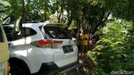 Nekat Lintasi Jembatan Sempit, Mobil Ini Malah Terperosok ke Parit