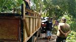 Nekat Lintasi Jembatan Sempit, Mobil Ini Malah Terperosok ke Parit
