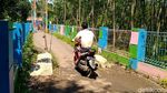 Nekat Lintasi Jembatan Sempit, Mobil Ini Malah Terperosok ke Parit